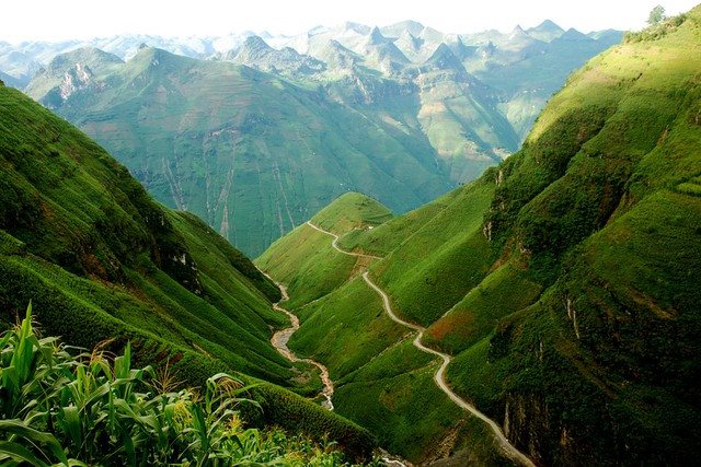 Khám Phá Hà Giang: Đèo Mã Pí Lèng và Cầu Tình Yêu – Điểm Đến Không Thể Bỏ Lỡ